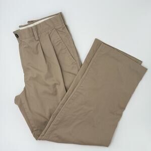 Tan dockers dress plants tag size 32x34. Measure 35” x 30.5” x 11.5” i